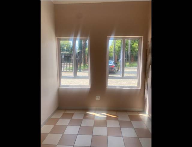 BUSINESS PROPERTY TO RENT IN CLUBVIEW